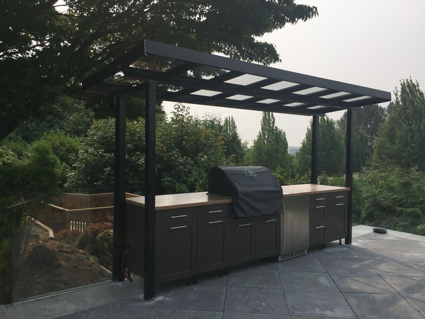 Free standing glass cover 